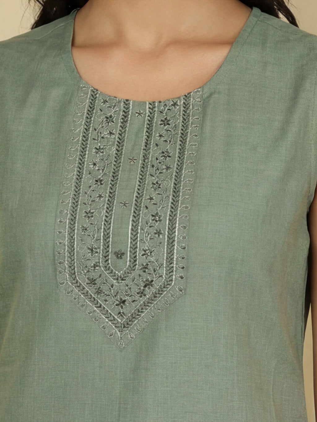 Jaipur Kurti Women's Embroidered Straight Sleeveless Kurta Green