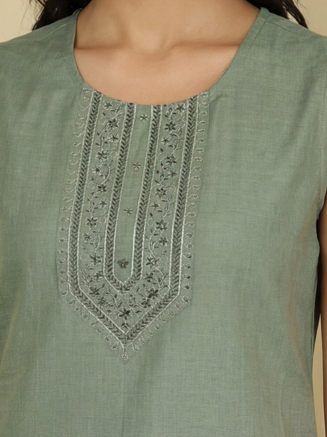 Jaipur Kurti Women's Embroidered Straight Sleeveless Kurta Green