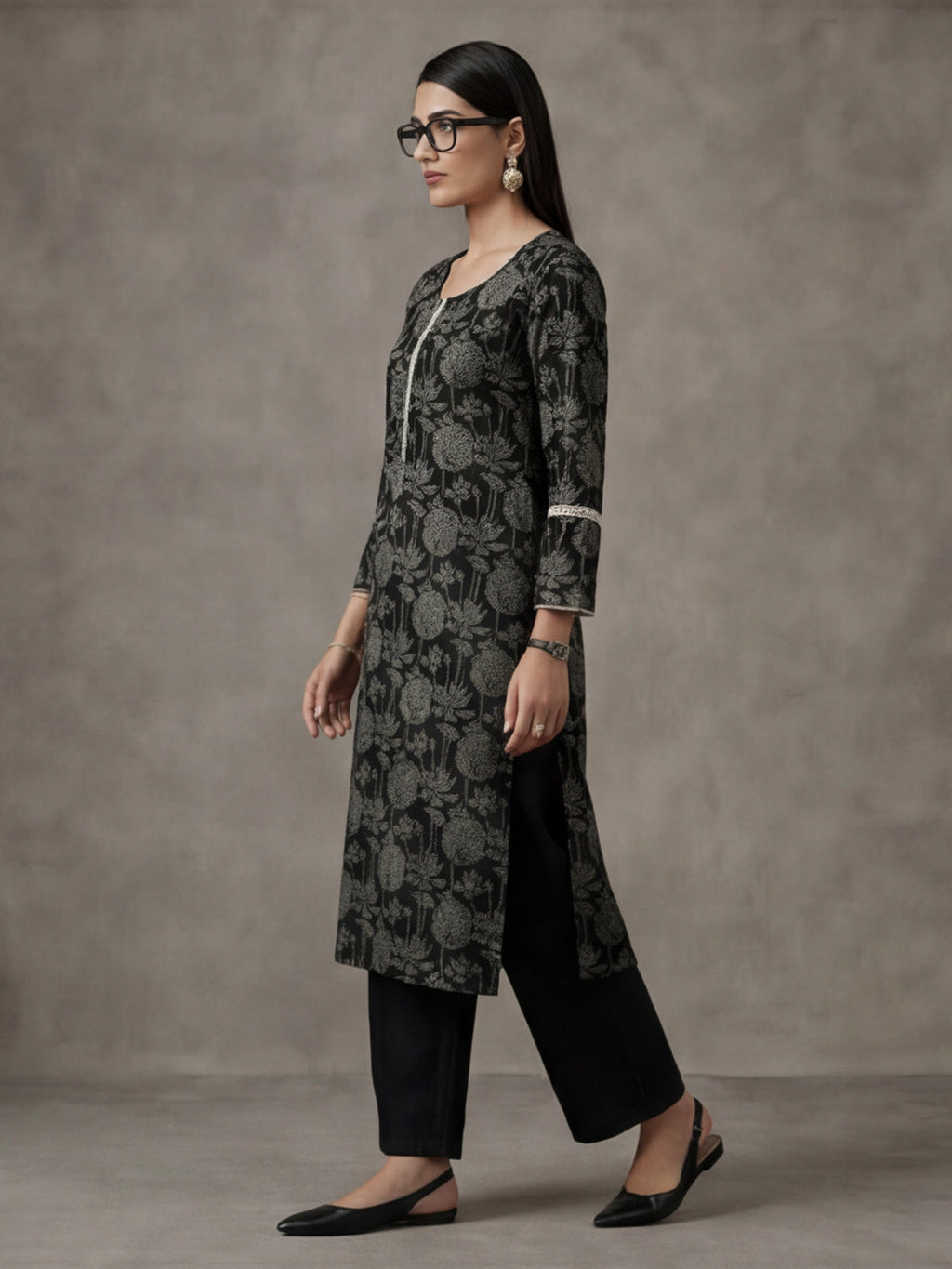 Jaipur Kurti Women's Floral Embroidered Straight Pure Cotton Kurta Black