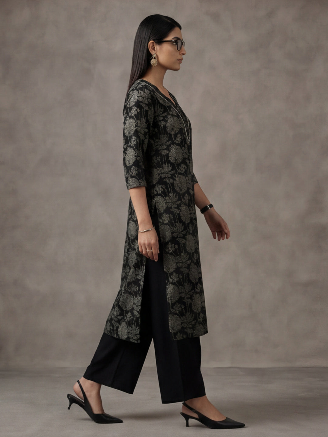 Jaipur Kurti Women's Floral Embroidered Straight Pure Cotton Kurta Black
