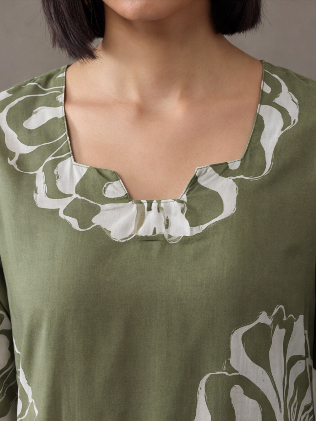 Jaipur Kurti Women's Floral Embroidered Straight Pure Cotton Kurta Green